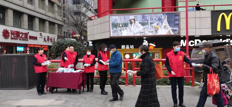 【光明先鋒】我為群眾發(fā)口罩 全民防疫更牢靠